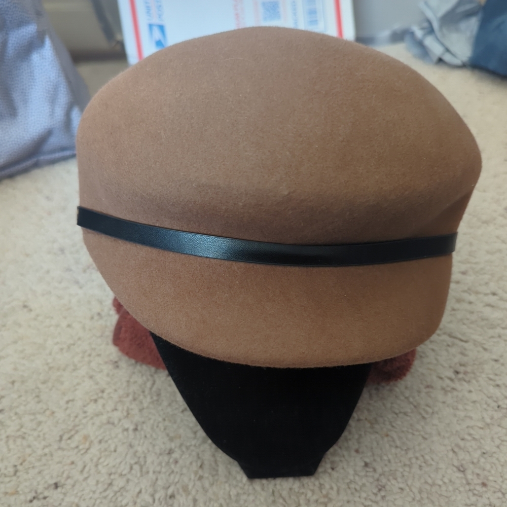 A Newsboy wool fashion hat pecan color with brown leather strap NWT